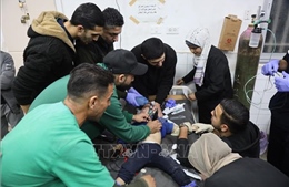 Bác sĩ ở Gaza kiệt quệ vì đói, không còn đủ sức cứu chữa bệnh nhân