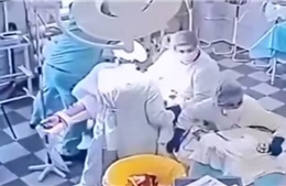 Bác sĩ quyết không bỏ rơi bệnh nhân khi động đất rung chuyển phòng mổ ở Nga