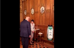 Thủ tướng Nhật Bản tặng Tổng thống Trump gậy golf của ông Abe