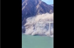 Video ghi lại khoảnh khắc cầu mới khánh thành ở Trung Quốc bất ngờ sập một phần