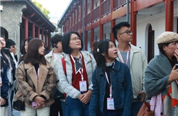 Thanh niên Việt Nam tham gia &#39;Hành trình đỏ nghiên cứu, học tập&#39; tại Trung Quốc