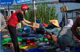 Từ cơn sốt mua sắm mùa sale đến thói quen &#39;gửi hàng tức thì&#39;