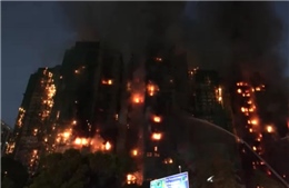 Video ghi lại cảnh 7 tòa nhà chung cư cháy ngùn ngụt ở Hong Kong