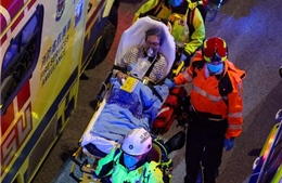 Những kỳ tích sống sót sau nhiều giờ mắc kẹt tại tòa nhà rực khói lửa ở Hong Kong