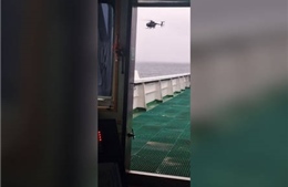 Video lực lượng Mỹ tìm cách lên tàu chở dầu Nga