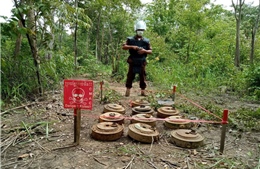 Campuchia nhận UAV thông minh rà phá bom mìn