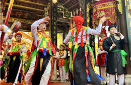 Đến xem điệu múa nam giả nữ 'Con đĩ đánh bồng' tại hội làng Triều Khúc