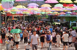 Du khách ‘đổ bộ’ các điểm vui chơi mua sắm tại Hà Nội dịp lễ