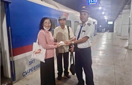 Tiếp viên đường sắt trả lại gần 30 triệu đồng cho hành khách bỏ quên