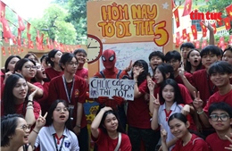 Sắc đỏ tiếp sức sĩ tử trước cổng trường thi vào 10