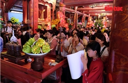 Sĩ tử đến cầu may trước kỳ thi tốt nghiệp chật kín Văn Miếu – Quốc Tử Giám