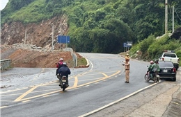 Thông tuyến Quốc lộ 6 sau hàng loạt sự cố sạt lở do hoàn lưu bão số 1
