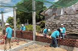 Xây dựng nhà ở chống chịu thiên tai cho người dân vùng lũ