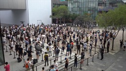  Hàng dài người xếp hàng chờ mua iPhone 15 tại Trung Quốc