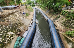 Cận cảnh đường ống khổng lồ dẫn nước hồ T&acirc;y &lsquo;hồi sinh&rsquo; s&ocirc;ng T&ocirc; Lịch