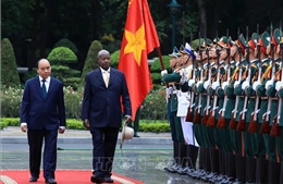 Staatspräsident Nguyen Xuan Phuc leitet die Begrüßungszeremonie für den Präsidenten von Uganda zu einem offiziellen Besuch in Vietnam