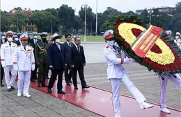 Der ugandische Präsident Yoweri Kaguta Museveni besucht das Mausoleum, um Präsident Ho Chi Minh Tribut zu zollen