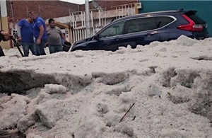 Thành phố ở Mexico bị chôn vùi dưới biển tuyết giữa sóng nhiệt bất thường