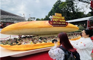 Đông đảo du khách thưởng thức bánh mì miễn phí tại Lễ hội Bánh mì Việt Nam