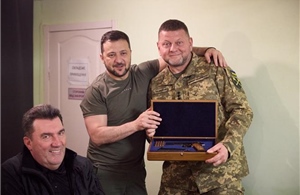 Cựu Tổng tư lệnh Zaluzhny sẽ thách thức ông Zelensky trong bầu cử? 