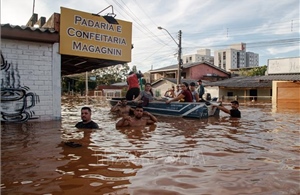 Brazil sử dụng máy bơm lớn để hút nước ở các khu vực lũ lụt