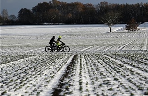 Đức tê liệt vì bão, tuyết và băng giá ngay đầu năm mới