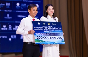 Miss World trao quà cho trẻ em tại Khánh Hòa