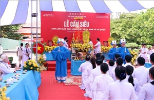Cầu siêu tưởng niệm các Anh hùng liệt sĩ tại Công viên Lê Thị Riêng