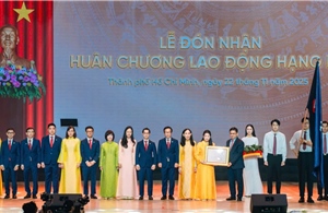 Trường Đại học Văn Lang đón nhận Huân chương Lao động hạng Nhì