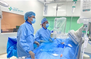 Cứu cụ ông nguy kịch nhờ chụp mạch bằng khí CO₂
