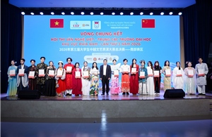 ‘Tay trái chỉ trăng’ giúp UEF giành giải Nhất thể loại hát tại cuộc thi Việt - Trung