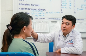 Người phụ nữ bị lật hai mi dưới sau làm đẹp