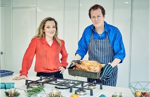 Tom Parker Bowles, người viết lại lịch sử hoàng gia bằng món ăn