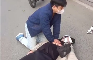 Gặp ca tai nạn giữa đường, bác sĩ xuống xe cứu người kịp thời