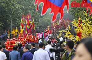 Người dân đội mưa về Đền Hùng dự lễ Giỗ Tổ Hùng Vương