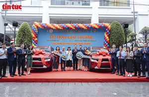 Hai khách hàng miền Bắc trúng ô tô từ chương trình tri ân Yến sào Khánh Hòa