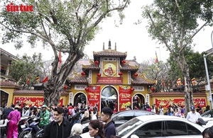 Dòng người tấp nập đi lễ chùa, mong một năm mới bình an