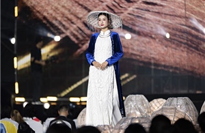 Nguyễn Thanh Hà làm vedette, lan tỏa thông điệp thời trang bền vững