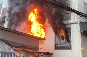 Hà Nội: Cứu 8 người thoát khỏi biển lửa trong ngõ Lĩnh Nam