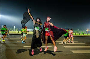 Những trang phục độc đáo trên đường chạy VPBank Hanoi International Marathon 2025