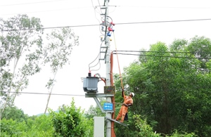 Gắn biển công trình chào mừng 50 năm thành lập Tổng công ty Điện lực miền Trung