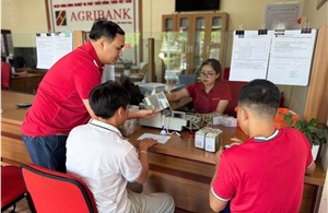 Agribank làm việc xuyên lễ, đảm bảo tặng quà kịp thời cho người dân 