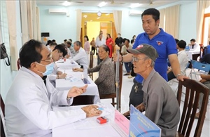 Chăm lo sức khỏe cho các đối tượng chính sách và nhân dân