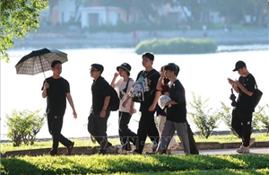 Cuối chiều, Hà Nội vẫn nắng như đổ lửa