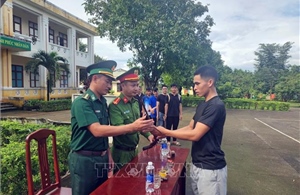 Người dân giao nộp 36 súng tự chế