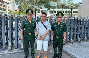 Khởi tố đối tượng người nước ngoài vận chuyển trái phép 355 triệu đồng qua biên giới