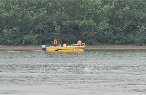 Tìm kiếm 4 người mất tích do lật thuyền ở Quảng Ninh