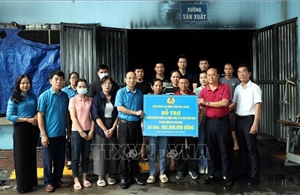 Trao kinh phí hỗ trợ người lao động bị ảnh hưởng do hỏa hoạn