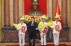 Chủ tịch nước Lương Cường trao quyết định thăng cấp bậc hàm Thượng tướng cho lãnh đạo Bộ Công an