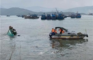 Tàu cá bị chìm trên biển Hòn La, 4 ngư dân thoát nạn